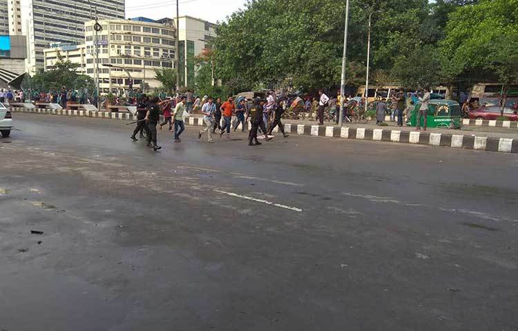 গণজাগরণ মঞ্চের কর্মীরা বাধা দিতে গেলে র‌্যাব সদস্যরা তাদের লাঠিপেটা করেন। আহত হন একজন, তাকে ঢাকা মেডিকেল কলেজ হাসপাতালে পাঠানো হয়।