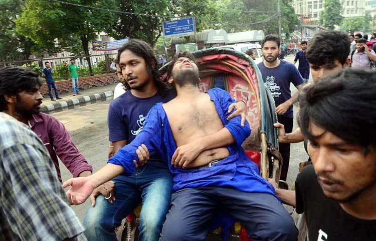 ইমরান এইচ সরকারকে অ্যারেস্টের প্রতিবাদে র‌্যাবের লাঠিপেটায় আহত একজনকে হাসপাতালে নিয়ে যাওয়া হচ্ছে।