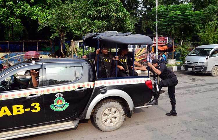 র‌্যাব-৩-এর গাড়ি।