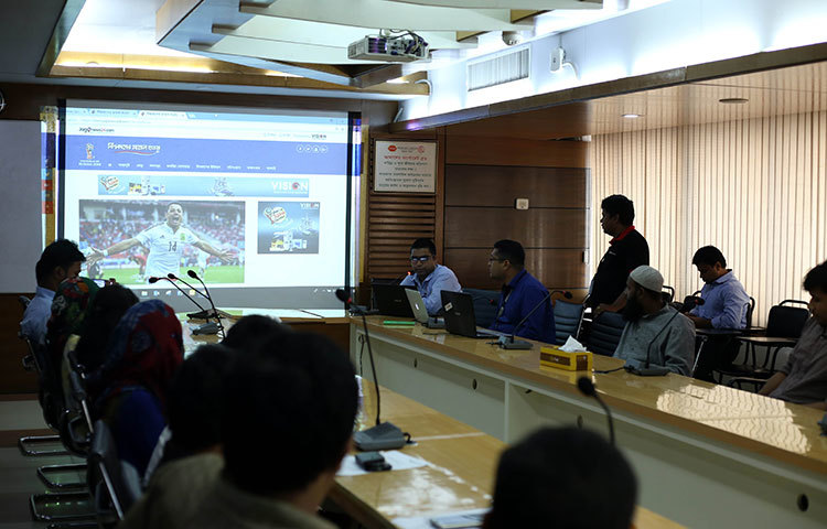 স্ক্রিনে দেখানো হচ্ছে ‘বিশ্বকাপের মাতাল হাওয়া’ পোর্টালটি। ছবি : মাহবুব আলম