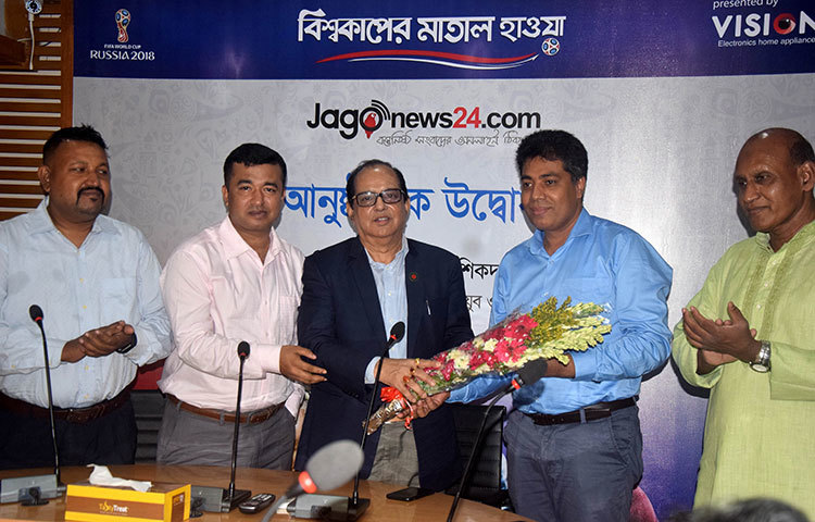 বিশেষ পোর্টাল ‘বিশ্বকাপের মাতাল হাওয়া’র উদ্বোধনের সময় ড. বীরেন শিকদারকে ফুলেল শুভেচ্ছায় বরণ করে নেয়া হয়। ছবি : মাহবুব আলম