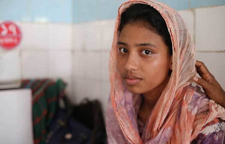 ঢাকা মেডিকেল কলেজ (ঢামেক) হাসপাতালে চক্ষু বিভাগের সহকারী অধ্যাপক ডা. মুক্তি রানী মিত্রর তত্ত্বাবধানে আছে নাদিয়া। ছবি : মাহবুব আলম