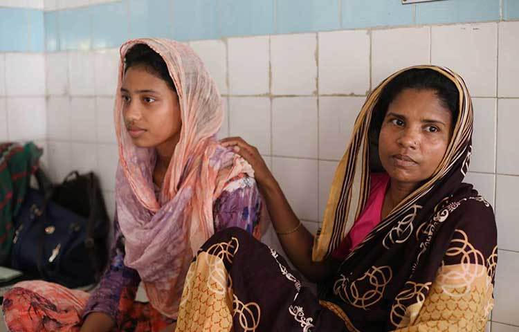 সহকারী অধ্যাপক ডা. মুক্তি রানী মিত্র বলেন, এখনও পরীক্ষা-নিরীক্ষা চলছে। রিপোর্ট পেলে নাদিয়ার রোগ নিয়ে সংশ্লিষ্ট বিশেষজ্ঞ চিকিৎসকদের সঙ্গে বসে পর্যালোচনা করা হবে। ছবি : মাহবুব আলম