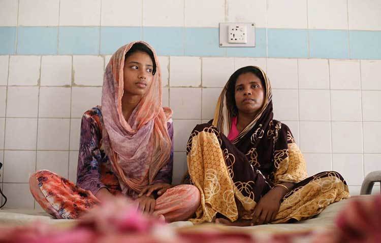 হাসপাতালের বিছানায় ক্যামেরাবন্দি হয়েছেন। ছবি : মাহবুব আলম