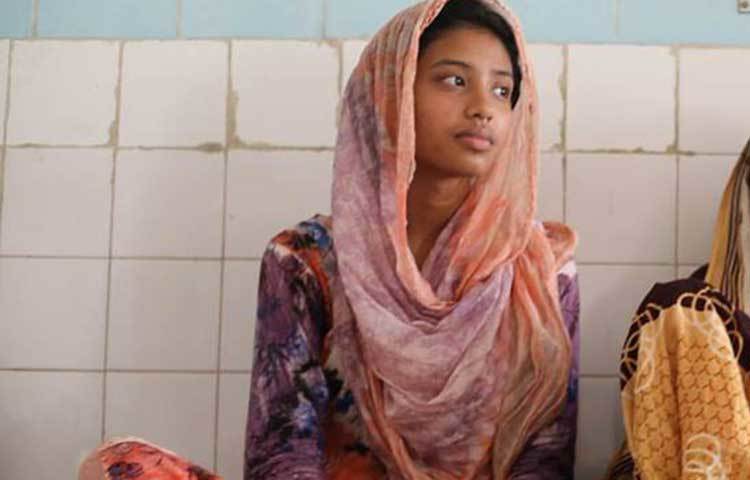 মেয়ের চোখ, নাক-কান, মুখ দিয়ে রক্ত ঝরা দৃশ্য দেখে তার মাও হতবাক হন। পরে স্থানীয় চিকিৎসকের কাছে নিলে তিনি নাদিয়াকে ঢাকা মেডিকেলে রেফার করেন। ছবি : মাহবুব আলম