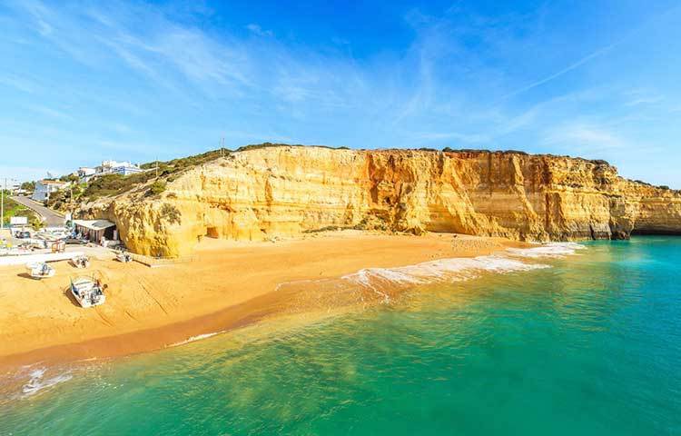 চোখ ধাঁধানো পর্তুগালের প্রেইয়া ডি বেনাগিল বিচ। এই বিচটি সব সময় পর্যটকের ভিড়ে মুখর থাকে।
