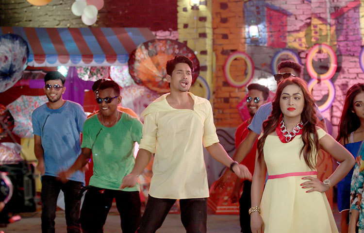 ‘সুন্দরী’ শিরোনামের গানটিতে কণ্ঠ দিয়েছেন কলকাতার জনপ্রি কণ্ঠশিল্পী আকাশ সেন ও চ্যানেল আই সেরা কণ্ঠের ইতি। এর মিউজিক ভিডিওতে অংশ নিয়েছেন তানহা-আসিফ।