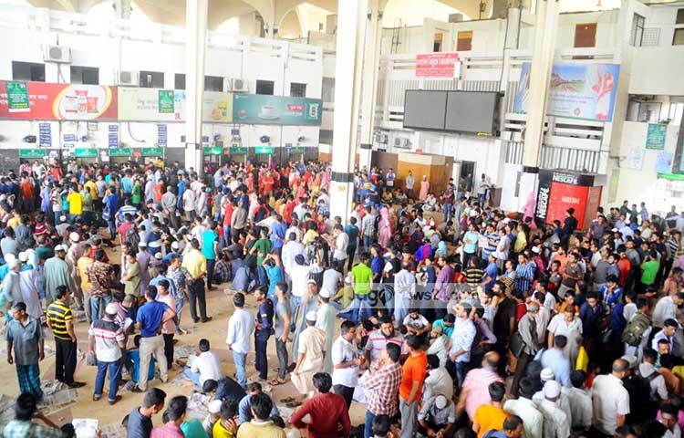 ঈদকে সামনে রেখে ঢাকা ছাড়বেন রাজধানীবাসী। নাড়ির টানে পরিবার পরিজন নিয়ে মানুষ ছুটবে ঈদ উদযাপনে- এটাই রীতি। তাই ঈদের টিকিট পেতে রীতিমত লড়াই করছেন সবাই। ছবি : বিপ্লব দিক্ষিৎ