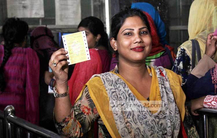 বাড়ি ফেরার টিকিট সংগ্রহ করছেন একজন। ছবি : বিপ্লব দিক্ষিৎ