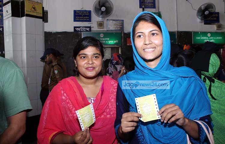 টিকিট সংগ্রহ করতে পেরে আনন্দিত তারা। এবার বাড়ি ফেরার অপেক্ষা। ছবি : বিপ্লব দিক্ষিৎ