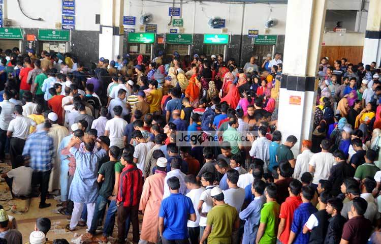 আজ (শনিবার) দেয়া হচ্ছে ১১ জুনের টিকিট - ওইদিনের টিকিট সংগ্রহ করতে মানুষের ব্যাপক উপস্থিতির এমন দৃশ্য দেখা যাচ্ছে কমলাপুর রেলওয়ে স্টেশনে। ছবি : বিপ্লব দিক্ষিৎ