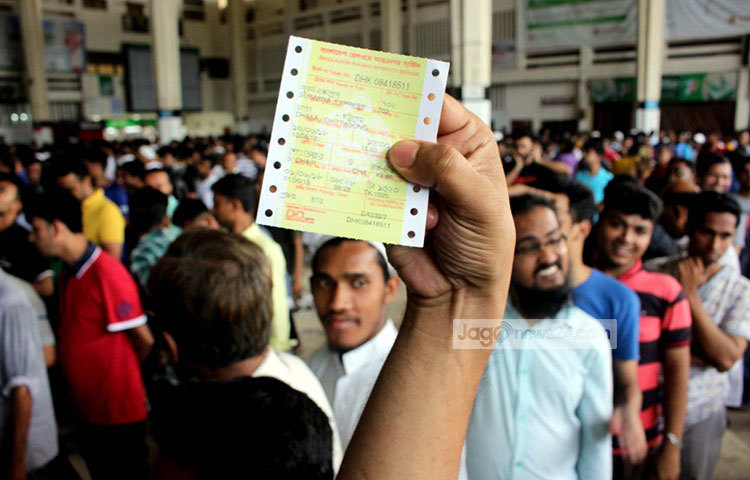 বেলা বাড়ার সঙ্গে সঙ্গে আরও দীর্ঘ হয়েছে টিকিট প্রত্যাশীদের লাইন। ছবি : বিপ্লব দিক্ষিৎ
