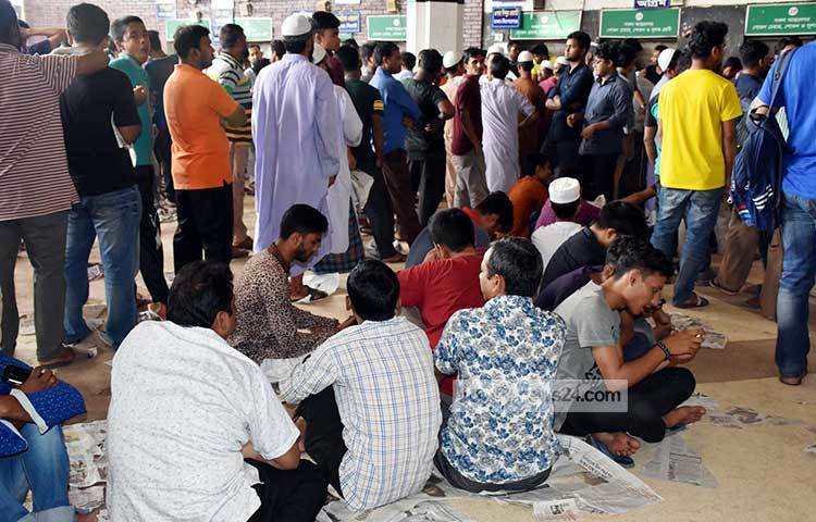 মোট ২৬টি টিকিট কাউন্টারের প্রতিটির সামনেই টিকিট প্রত্যাশীদের রয়েছে দীর্ঘ সারি। ছবি : বিপ্লব দিক্ষিৎ