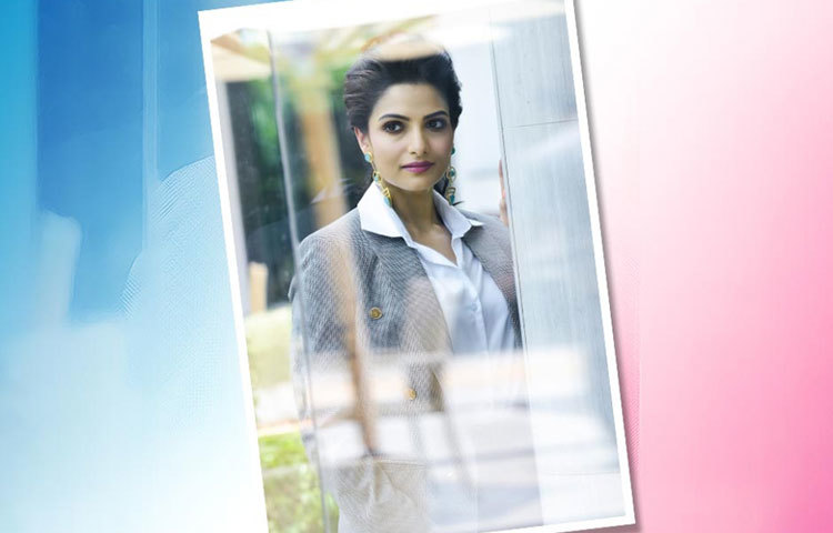 পশ্চিমী পোশাকে আন্তর্জাতিক লুক।