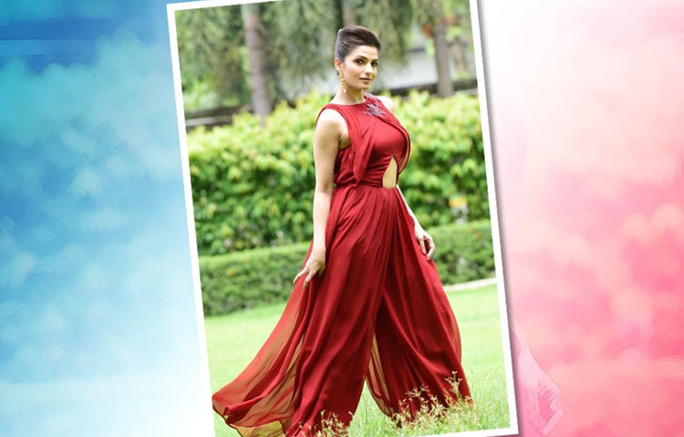 ককটেল জাম্পস্যুটে মোহময়ী সাজে।