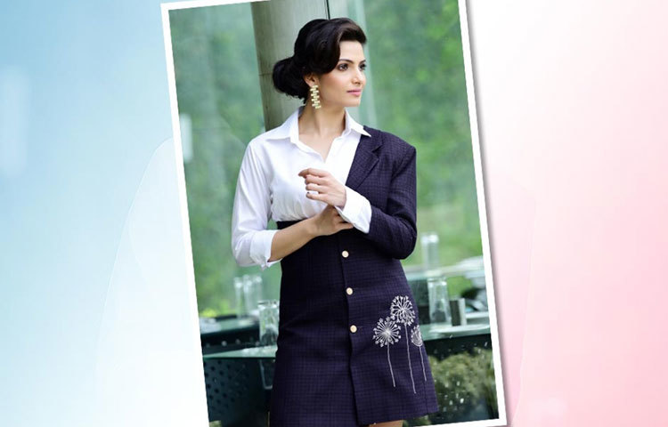 সাদা কালো সুন্দরী ।