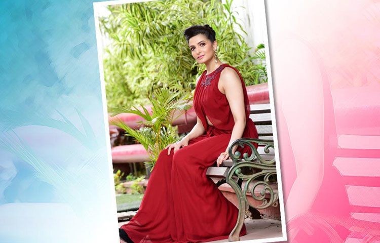 তনুশ্রীর মেরুনে ভিনটেজ লুক।