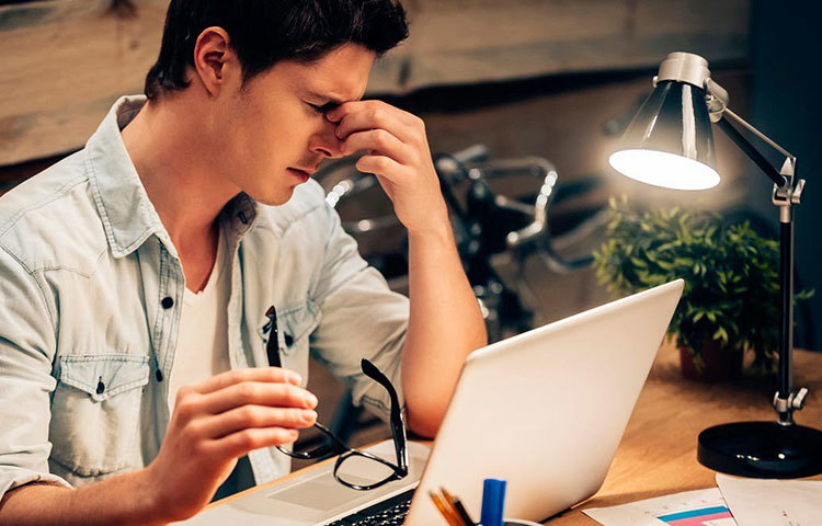 সারা দিনে কতক্ষণ বসে থাকেন সে হিসাব করেছেন কখনও? অনেককেই কাজের জায়গায় ঘণ্টার পর ঘণ্টা এক জায়গায় বসে কাজ করতে হয়। এমন রুটিন রোজ হলে সাবধান! উচ্চ রক্তচাপ, ওবেসিটি তো বটেই, এ ছাড়াও হাড় ও স্নায়ুর নানা সমস্যাও হানা দিতে পারে এই কারণে। তাই মাঝে মাঝে উঠুন। পায়চারি করে আসুন কিছুটা।