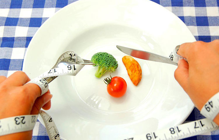 সহজে ওজন কমানোর ফাঁদে পা দেবেন না। অল্প দিনে অনেকটা ওজন কমানোর মতো অবৈজ্ঞানিক ডায়েটে নিজেকে বেঁধে ফেলে নিজের অনেক বড় ক্ষতি করছেন অজান্তেই। এতে ওজন কমলেও শরীরের বিপাকক্রিয়াকে নষ্ট করে ডেকে আনবে অনেক বড় অসুখ। তাই অল্প সময়ে অনেকটা ওজন কমানোর ভুল পদ্ধতিতে না গিয়ে নিয়ম মেনে ধীরে ধীরেই কমান ওজন।