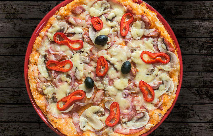 কর্মব্যস্ততার জেরে বাড়িতে রান্নার পাট চুকিয়ে দেন অনেকেই। অনেক বাড়িতেই অন্তত একবেলার খাবার বাইরে থেকে আসে। মেডিসিন বিশেষজ্ঞদের মতে, ‘সিদ্ধ ভাত বা হালকা স্যালাড বানানোর সময় পান? তা হলে সেটাই করুন। বাইরের তেল-মশলায় অভ্যস্ত হলে লিভারের অসুখ কেউ ঠেকাতে পারবে না।’