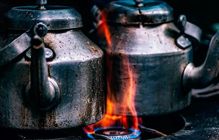 সারাদিন কাজের ফাঁকে পানি খাওয়ার ঘাটতি হয়। অনেকেই সে ঘাটতি পূরণ করেন চা কফি ও কোল্ড ড্রিঙ্ক খেয়ে। এ স্বভাব আজই পরিহার করুন। ঘন ঘন চা-কফি-কোল্ড ড্রিঙ্ক শরীরের জন্য অত্যন্ত ক্ষতিকারক। ওবেসিটি, লিভারের অসুখ তো বটেই, এমনকি ডায়াবেটিস, কোলেস্টেরল ডেকে আনতেও এর জুড়ি নেই। জলের ঘাটতি মেটাতে বরং ডাবের জল, ডাল ইত্যাদি খান।