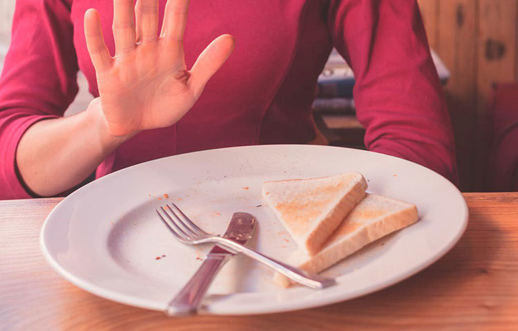 বাড়িতে শিশু থাকলে মায়েদের একটা প্রবণতাই থাকে বাচ্চার পাতে পড়ে থাকা উচ্ছিষ্ট খেয়ে পেট ভরিয়ে নেওয়ার। এ অভ্যাস আপনারও থাকলে তা বদলান। একে তো কারও উচ্ছিষ্ট খাওয়াকেই চিকিৎসাবিজ্ঞান সমর্থন করে না। তার উপর এই অভ্যাসের জেরে নিজের জন্য পর্যাপ্ত খাবার আর আলাদা করে বানান না মায়েরা। এতে গ্যাস্ট্রিকসহ নানা অসুখ বাড়ে।