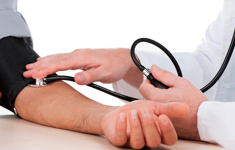 কর্মব্যস্ততা ও নিজেকে অবহেলার জেরে ছোটখাটো নানা অসুবিধাকে প্রথম অবস্থায় পাত্তা দেন না অনেকেই। পরে তা সহ্যের অতীত হলে চিকিৎসকের কাছে দৌড়ান। তত দিনে অসুখ ঝাঁকিয়ে বসে। বরং প্রথম অবস্থাতেই যোগাযোগ করুন চিকিৎসকের সঙ্গে। এতে অসুখ রুখতে সুবিধা হয়।