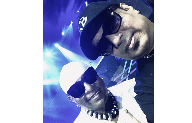 কনসার্টের মঞ্চে মিষ্টি হাসিতে সেলফি বন্দি হয়েছে আইয়ুব বাচ্চু।