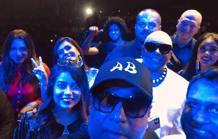 এক ঝাঁক শিল্পীদের নিয়ে মঞ্চে আইয়ুব বাচ্চু।