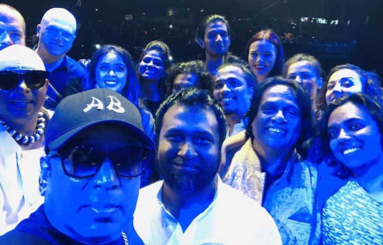 আর কখনোই এভাবে সেলফি বন্দি হতে দেখা যাবে না প্রিয় শিল্পীকে।