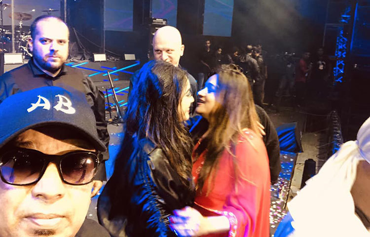 প্রিয় মানুষদের সঙ্গে আইয়ুব বাচ্চু।