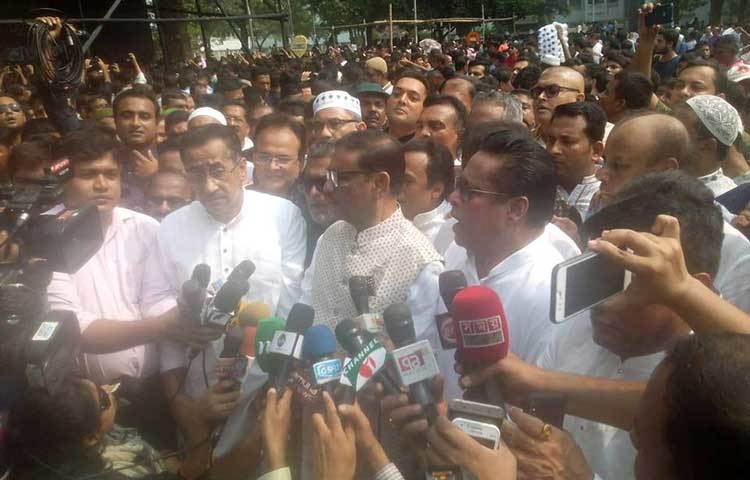 শিল্পী আইয়ুব বাচ্চুকে শ্রদ্ধা জানাতে এসে গণমাধ্যমের সঙ্গে কথা বলছেন আওয়ামী লীগের সাধারাণ সম্পাদক ও সেতুমন্ত্রী ওবায়দুল কাদের। ছবি : মাহবুব আলম