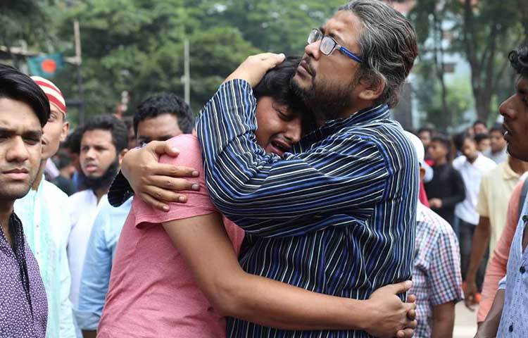 এ শোকের যেন কোনো সান্ত্বনা নেই। ছবি : মাহবুব আলম