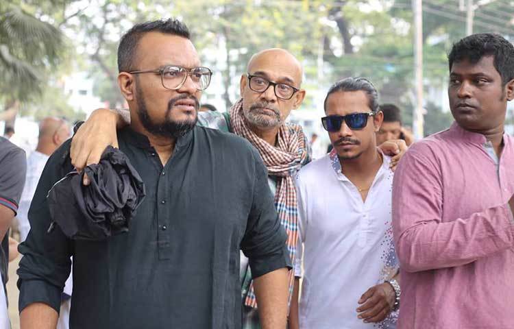 আইয়ুব বাচ্চুকে হারিয়ে নির্বাক সবাই। ছবি : মাহবুব আলম