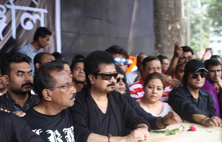 আজ সবার চোখে মুখে শোকের ছায়া। ছবি : মাহবুব আলম