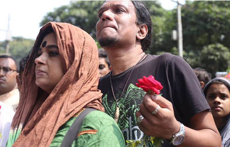 ফুল হাতে প্রিয় সংগীত পুরুষকে শেষবারের মত শ্রদ্ধা ও ভালোবাসা জানাতে এসেছেন তারা। ছবি : মাহবুব আলম