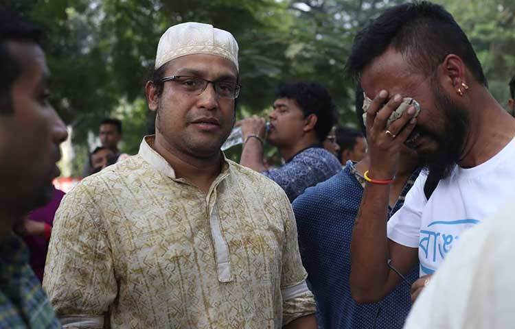 প্রিয় শিল্পী আইয়ুব বাচ্চুকে হারিয়ে কান্নায় ভেঙে পড়া। ছবি : মাহবুব আলম