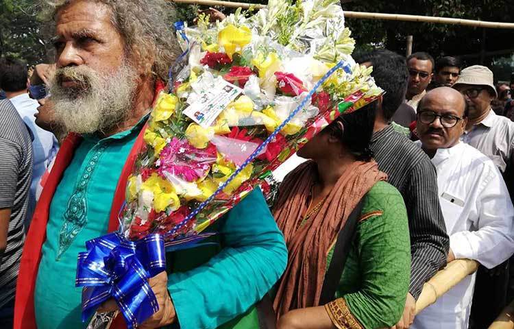 ভক্তরা ফুলেল ভালোবাসা নিয়ে এসেছেন প্রিয় শিল্পীর জন্য। ছবি : মাহবুব আলম