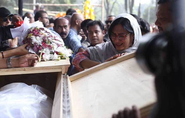 প্রিয় শিল্পীকে শেষ দেখা, অঝোরে কান্না। ছবি : মাহবুব আলম