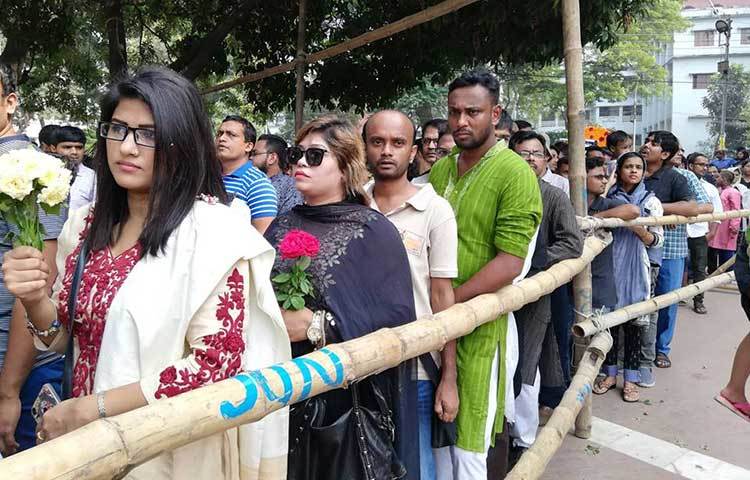 প্রিয় শিল্পীর কফিনে শ্রদ্ধা নিবেদনের জন্য অধীর অপেক্ষা। ছবি : মাহবুব আলম