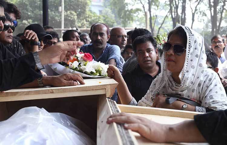 সদ্যপ্রয়াত আইয়ুব বাচ্চুর প্রতি ফুলেল শ্রদ্ধা। ছবি : মাহবুব আলম