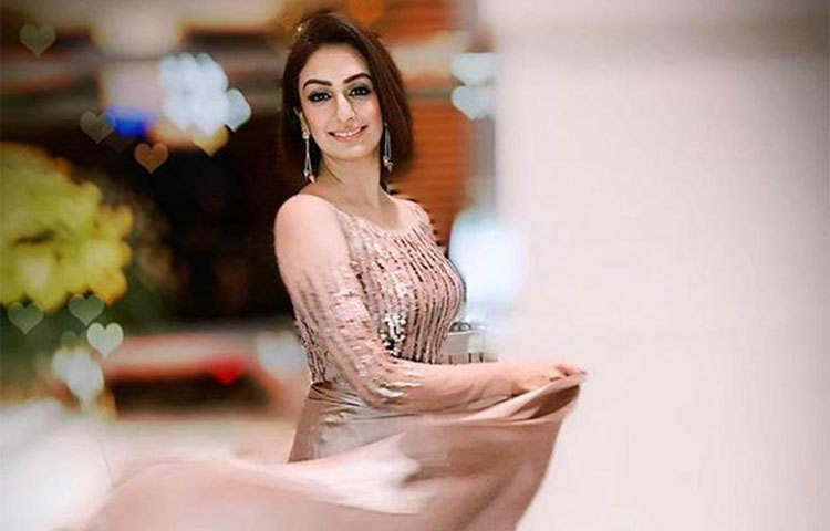 আকৃতির বোন প্রকৃতি কক্কর ও সুকৃতী কক্করও পেশায় গায়িকা।