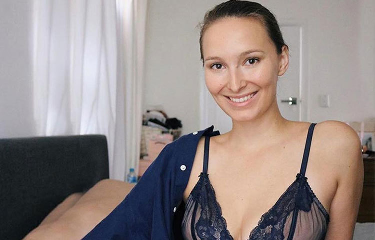 সংবাদমাধ্যমকে এলি জানান, ছোটবেলায় কথা বলতে ও লিখতে তার অসুবিধা হতো। বড় হয়েও সেই সমস্যা রয়েছে তার।