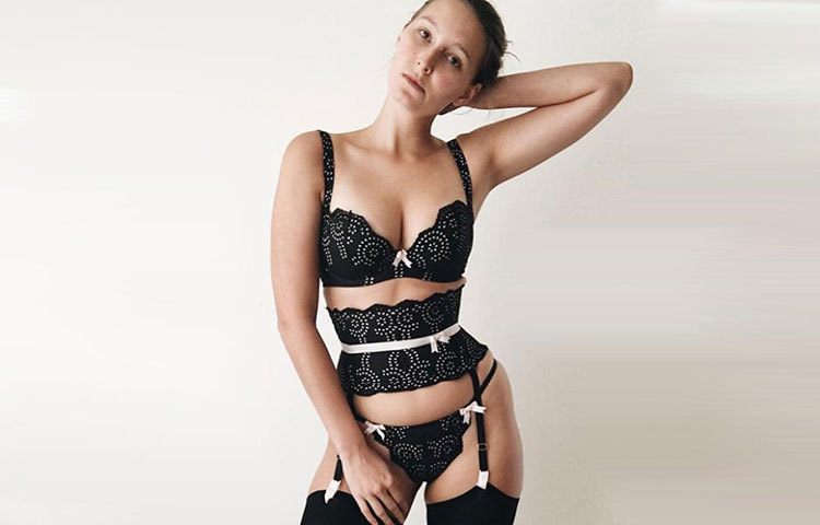 অন্তর্বাস যেহেতু দেখা যায় না, এলি অনেক সময়েই এমনভাবে তা পরেন যাতে তা দেখাও যায়, এবং স্টাইলও হয়।