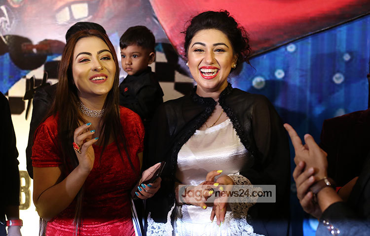 তানহা তাসনিয়ার সঙ্গে অট্টহাসিতে মেতেছেন অপু। ছবি : মাহবুব আলম