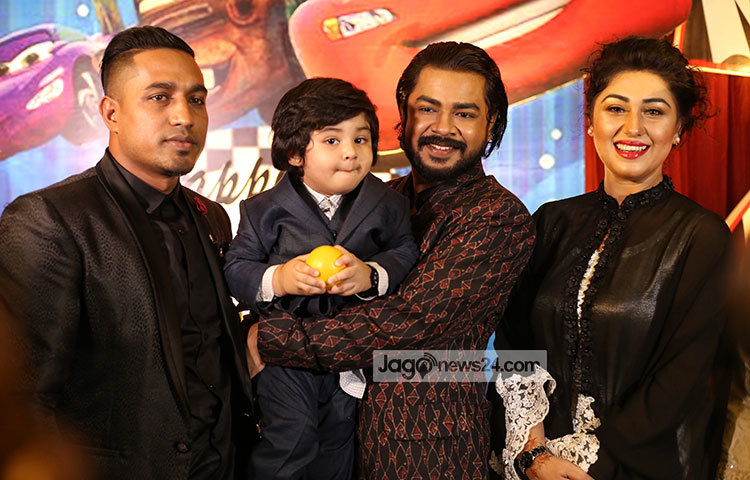 জন্মদিনের অনুষ্ঠানে আমন্ত্রিত অতিথিদের সঙ্গে জয়। ছবি : মাহবুব আলম