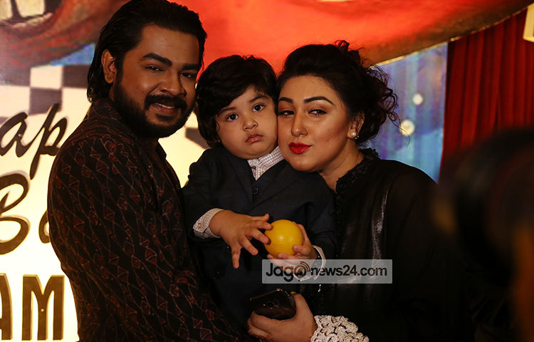 জন্মদিনে ছেলেকে আদর করছেন মা অপু বিশ্বাস। ছবি : মাহবুব আলম