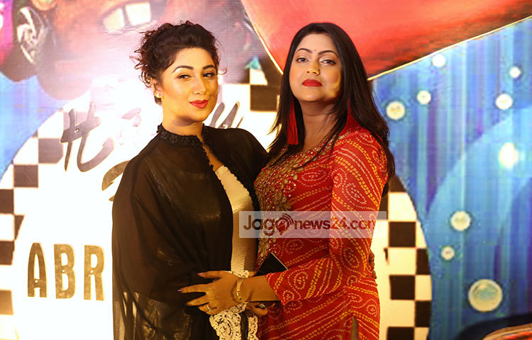 ছেলের জন্মদিনে অনুষ্ঠানে সহকর্মী নিপুণের সঙ্গে অপু। ছবি : মাহবুব আলম