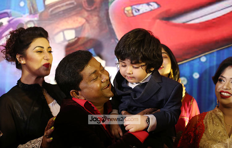 জন্মদিনে সবার মাঝে জয়। ছবি : মাহবুব আলম