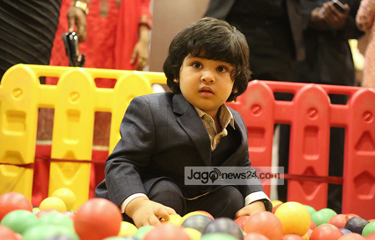 খেলার ভুবনে জয়। জন্মদিনের এই ছবি একদিন জয়ের কাছে স্মৃতি হয়ে থাকবে। ছবি : মাহবুব আলম